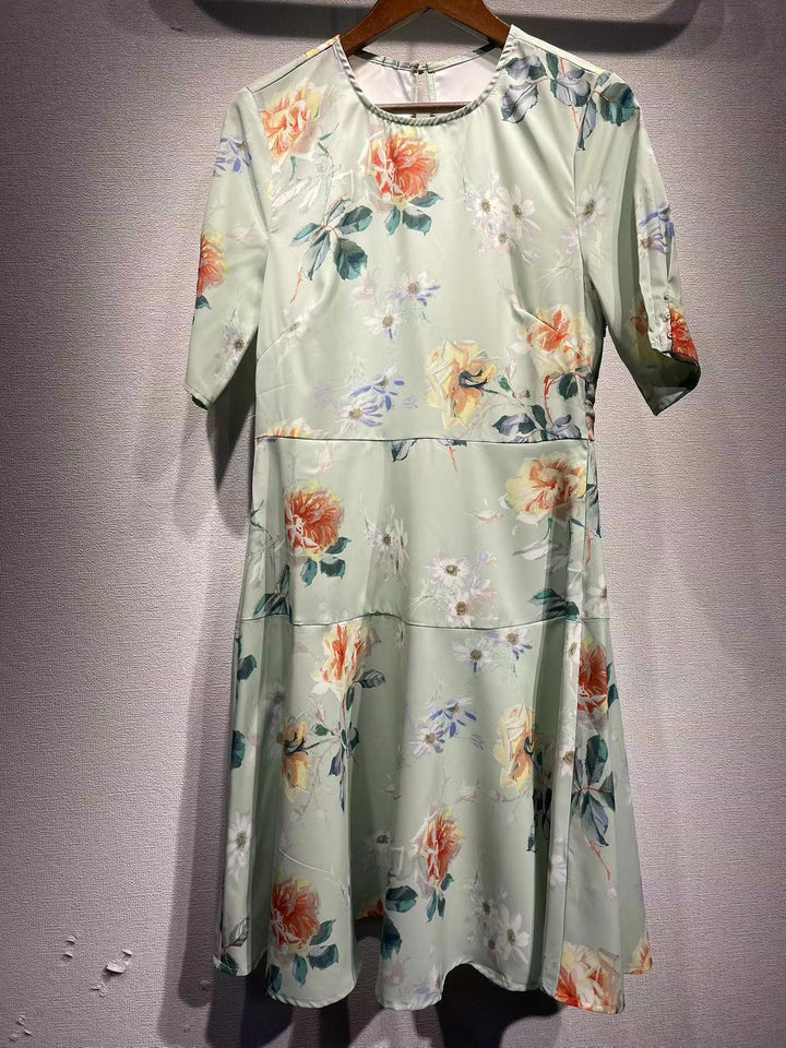 Dame Midi-kjole med blomsterdesign og elegant snit Stilla