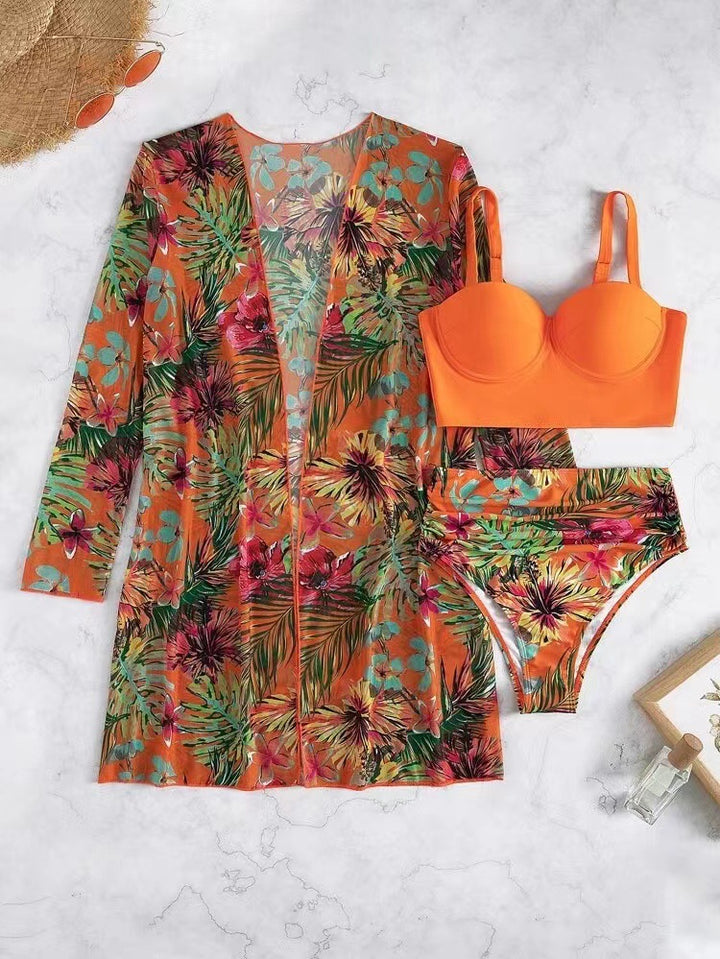 Dame strandoutfit med floralt cover-up og højt skåret bikini Stilla