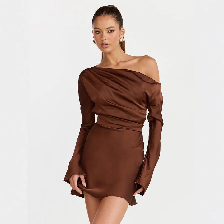 Kvinders cocktailkjole med asymmetrisk design og elegant off-shoulder halsudskæring