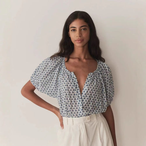 Damebluse med elegant V-halsudskæring og ballonformede ærmer Stilla