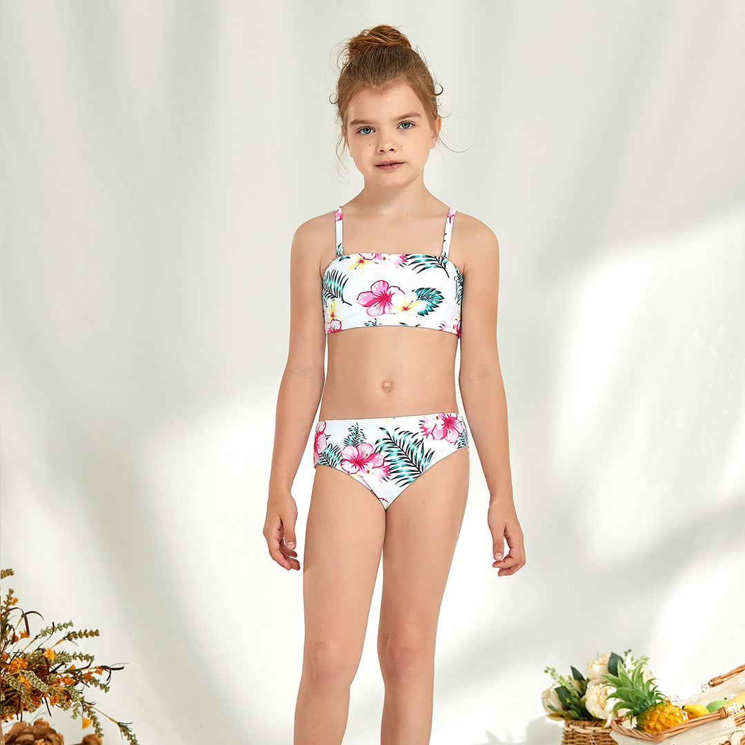 Pigebikini-sæt med moderigtigt crop-top og højt skårne shorts Stilla