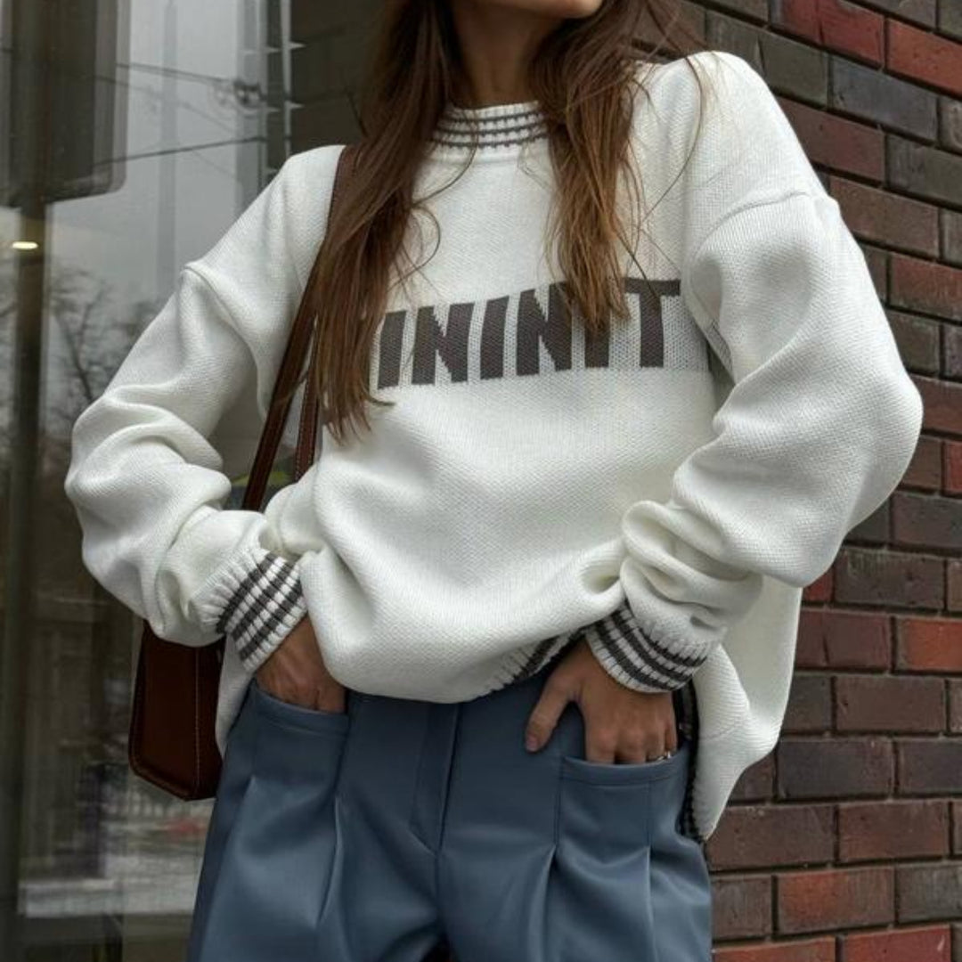 Kvinders afslappede sweatshirt med stilfuld lettering og stribede manchetter