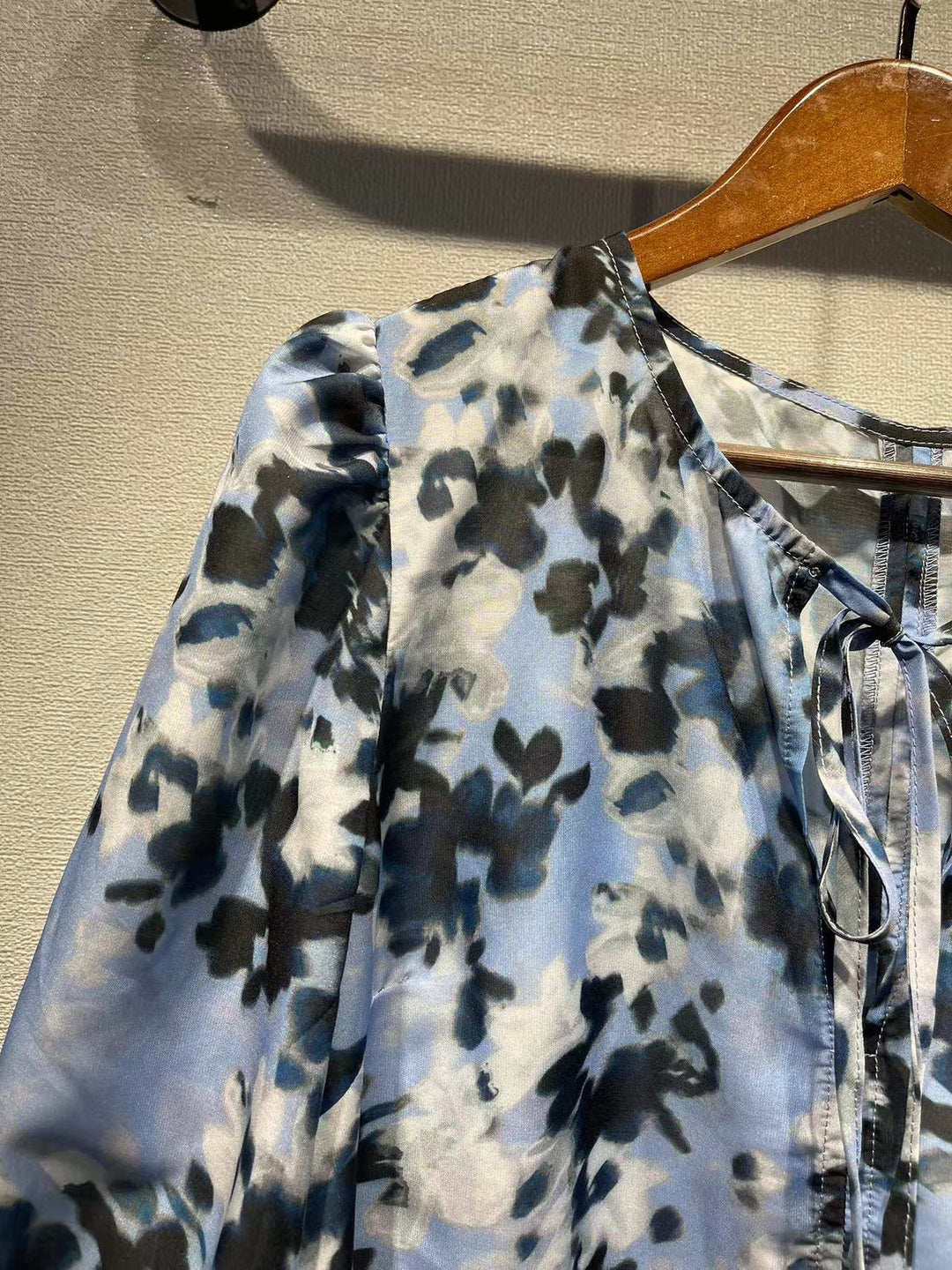 Dame maxikjole med floral akvarel-design og elegante pufærmer Stilla