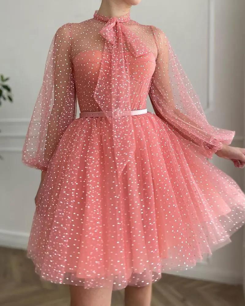 Dame kort tylkjole med glitrende prikker og feminine detaljer Stilla