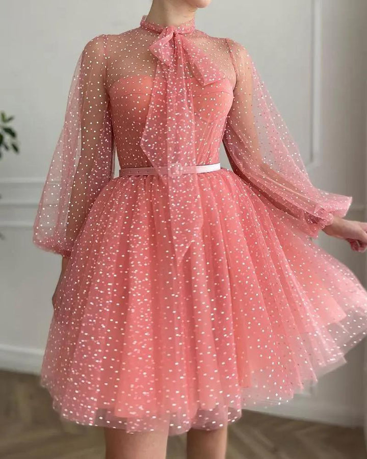 Dame kort tylkjole med glitrende prikker og feminine detaljer Stilla