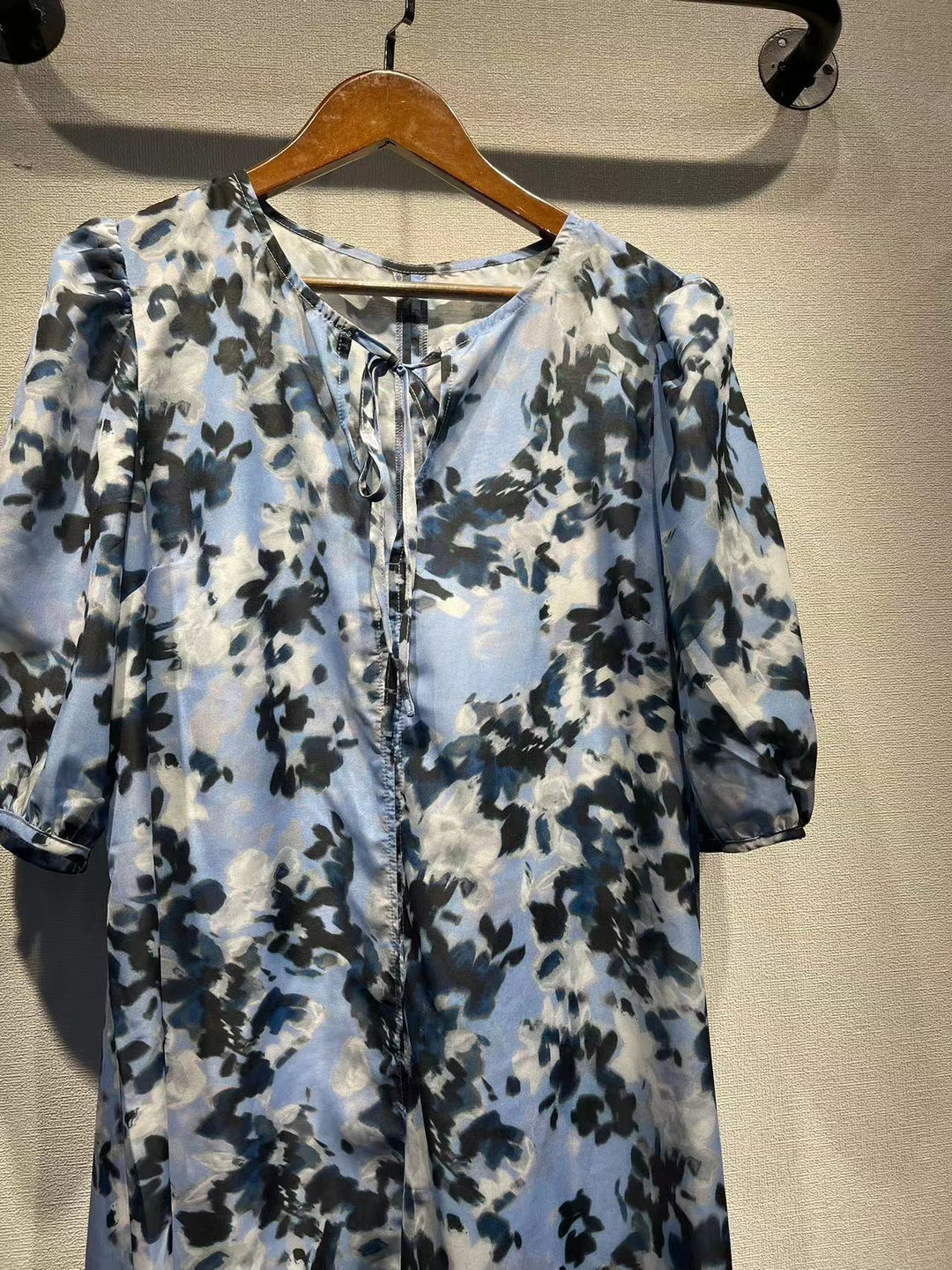 Dame maxikjole med floral akvarel-design og elegante pufærmer Stilla