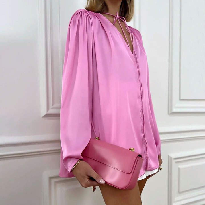 Damebluse med rynkedetaljer og elegant snørebånd Stilla