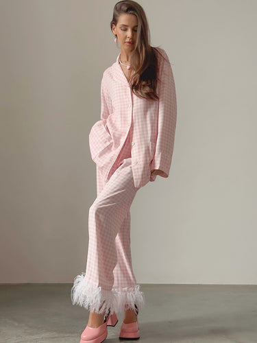 Dame pyjamasæt med ternet design og luksuriøs fjerudsmykning Stilla