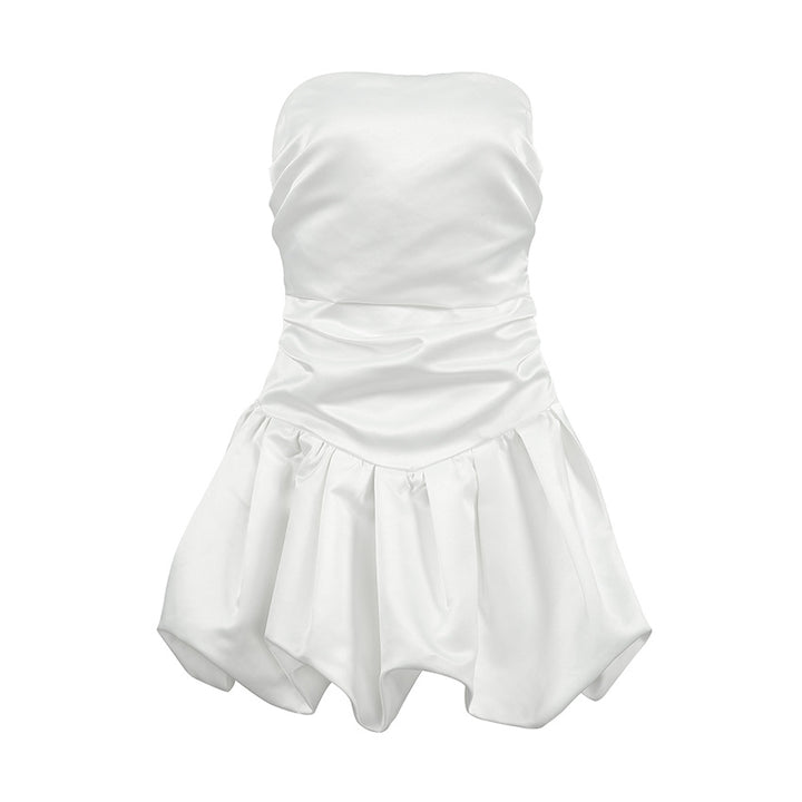 Dame cocktailkjole med ekstravagante flæsedetaljer og elegant bustier-snit Stilla