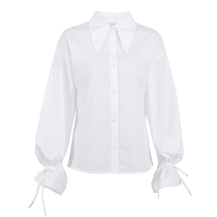 Damebluse med raffinerede knudedetaljer og elegant krave Stilla
