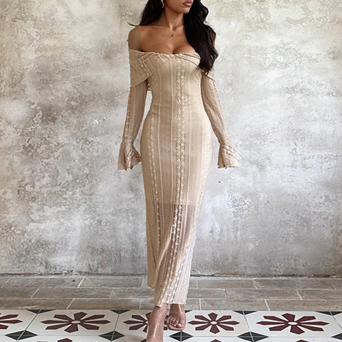 Kvinders elegante langærmet aftenkjole med off-shoulder design og flydende stof Stilla