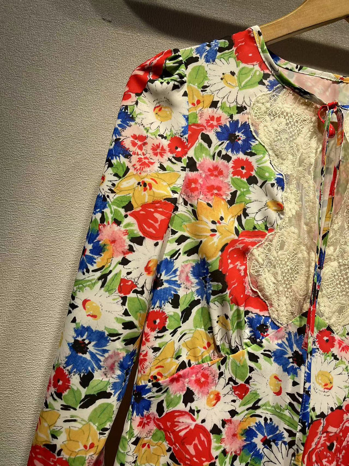 Dame forårskjole med floral blondeindsats og charmerende ærmedetaljer Stilla