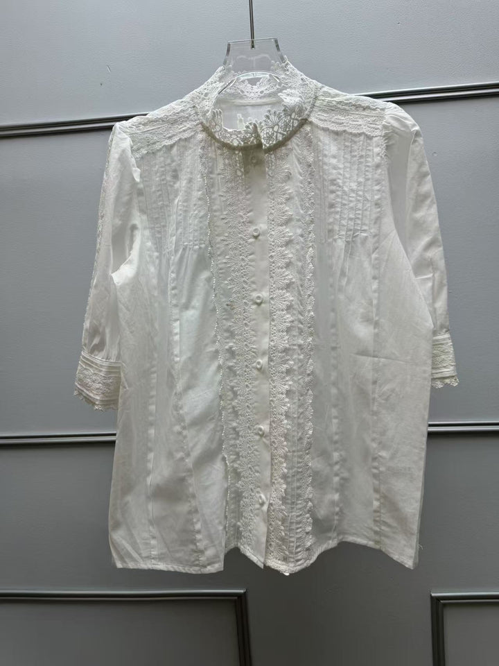 Damebluse med filigrane spidsdetaljer og dekorative knapper Stilla