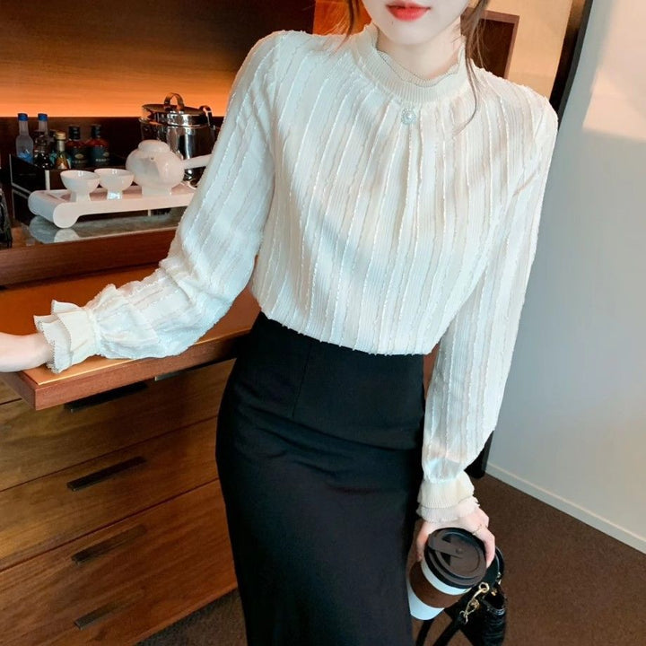 Dame elegant bluse med struktureret design og flæset kant Stilla