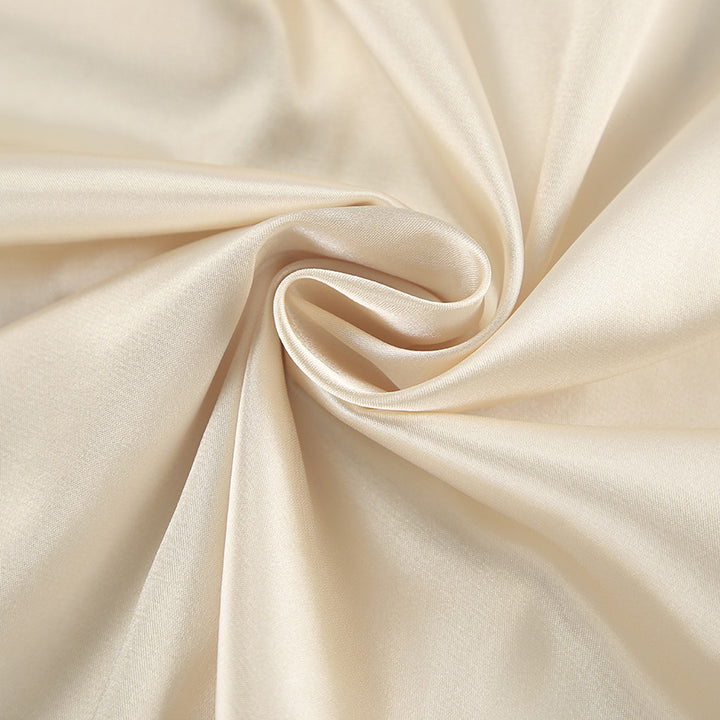 Dame satin pyjamasæt med elegante flæsedetaljer og knapbar overdel Stilla
