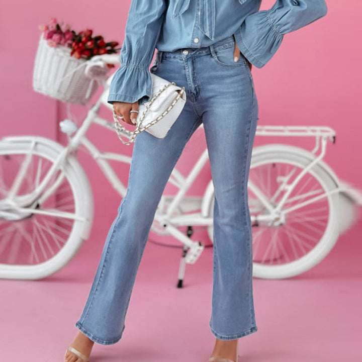 Damebluse med flæser og trendy krave Skovae
