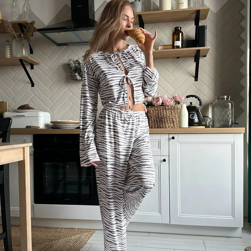 Dame pyjamasæt med afslappet knude-overdel og bred bukse-snit Stilla