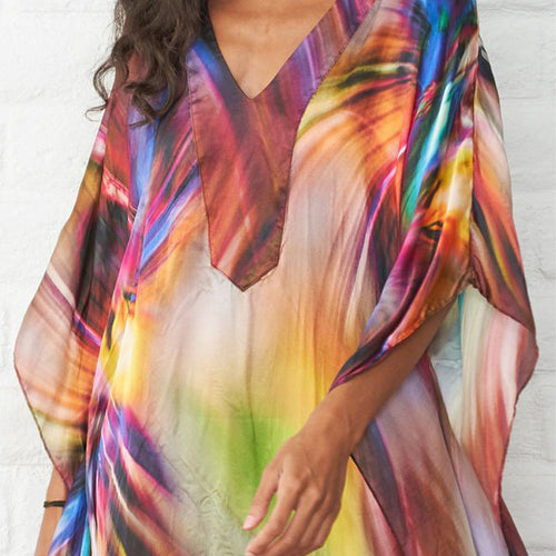 Dame Kaftan med farverigt abstrakt design og bred svingende snit Stilla