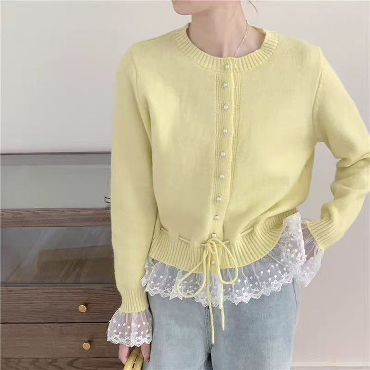 Dame cardigan med flæse detaljer og dekorative perleknapper Stilla