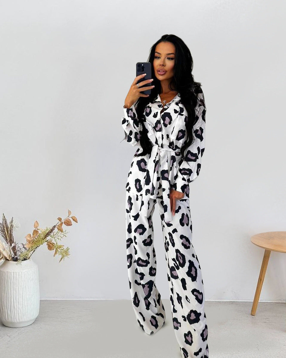 Dame Satin-Pyjama-Sæt med dyreprint og elegant knaplukning Stilla