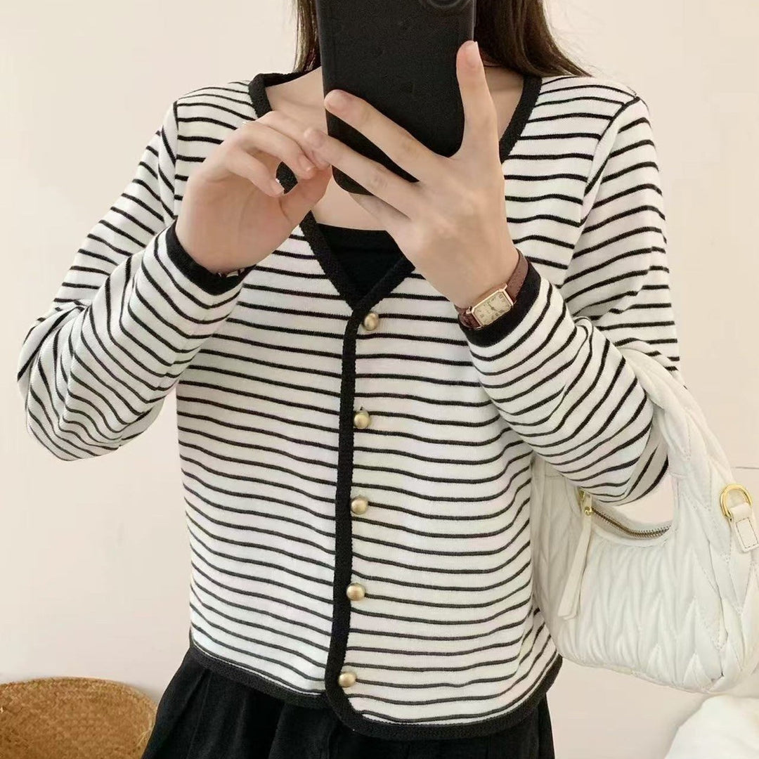 Damer stribet cardigan med elegante knapper og moderne V-hals