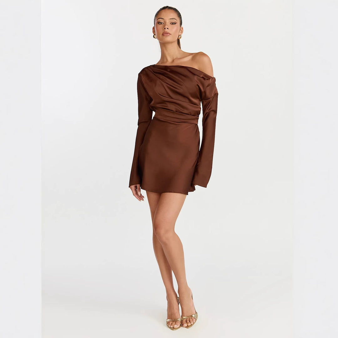 Kvinders cocktailkjole med asymmetrisk design og elegant off-shoulder halsudskæring