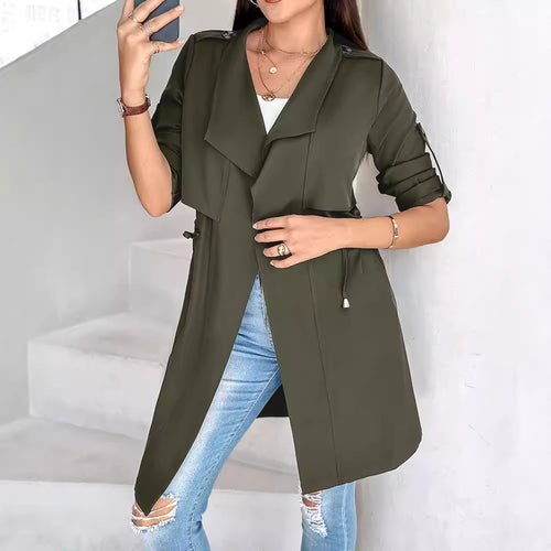 Dame moderigtig trenchcoat med taljerbart design og praktiske lommer Stilla