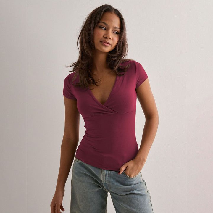 Dame V-hals T-shirt med indviklet design og figursyet snit Stilla