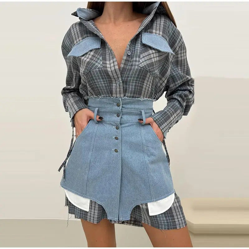 Dame mode ternet bluse med jeansskørt og taljebælte Stilla