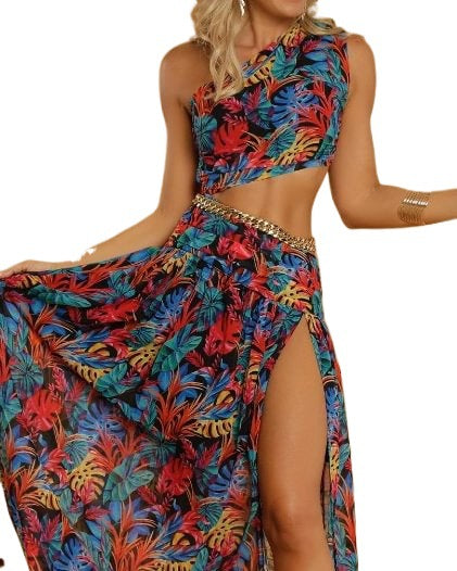 Dame to-delt sommeroutfit med farverigt blomstermønster og sideslids