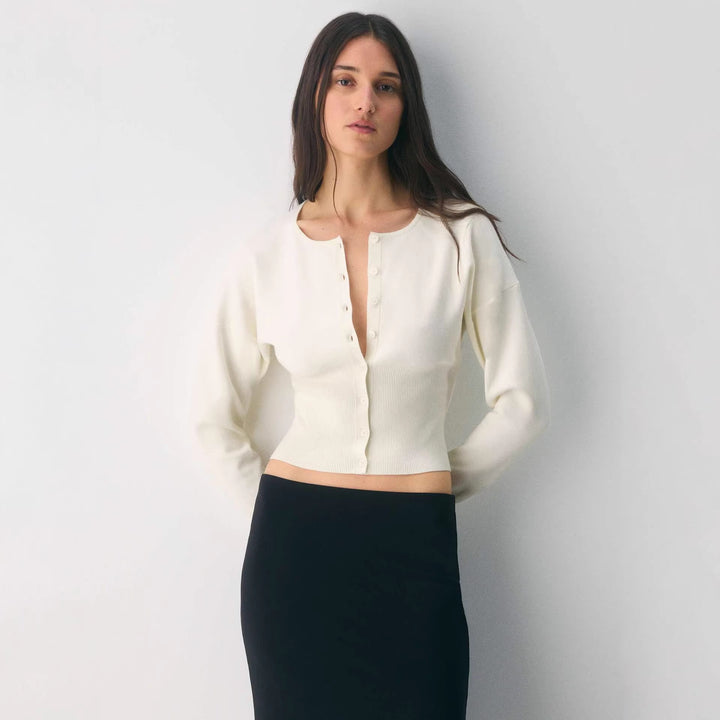 Kvinders cropped cardigan med knapstolpe og ribstrik Skovae