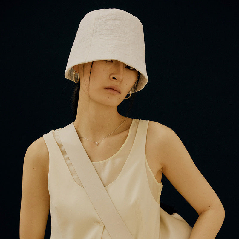 Dame Bucket Hat lavet af let bomuldsblandingsmateriale med afslappet design Stilla