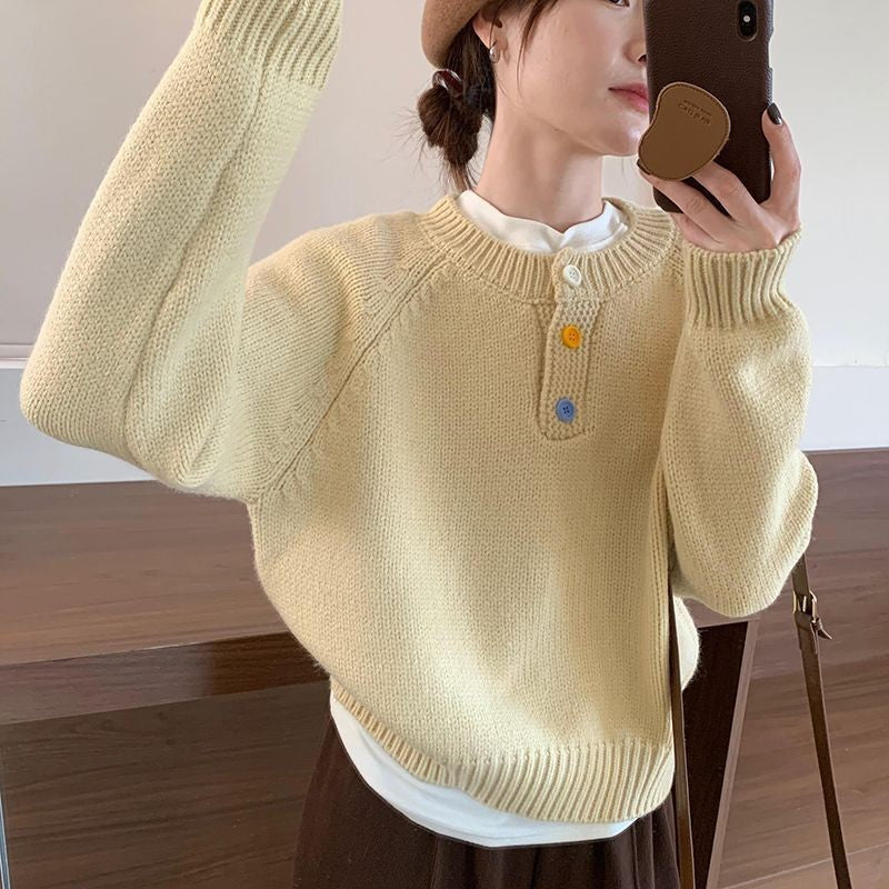 Kvinders hyggelige sweater med farverige knapdetaljer og blødt materiale Stilla