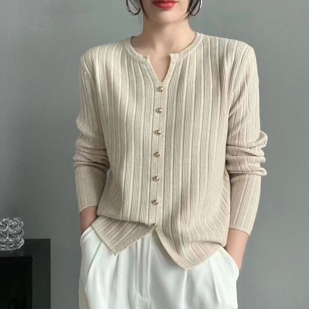 Dame elegant skjorte bluse med fine plisseringer og knapdetaljer Stilla