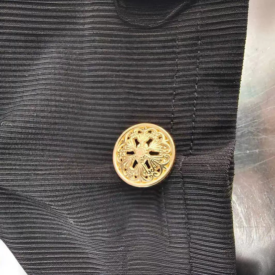 Damepullover med spidse ærmer og knapdetaljer Stilla