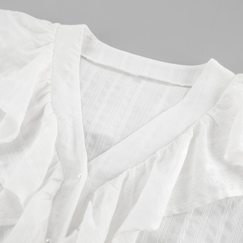 Damebluse med voluminøse flæser og elegant V-udskæring Stilla