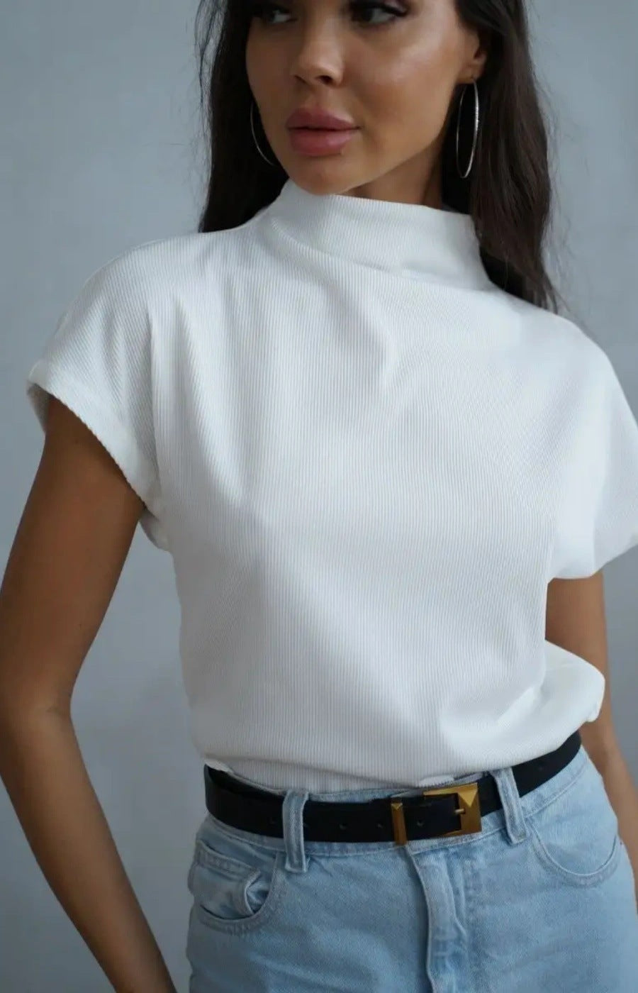 Kvindernes fashionable kortærmet skjorte med høj krave og elegant snit