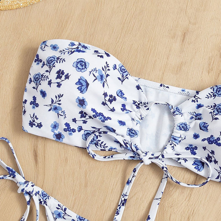 Dame bandeau-bikini med florale accenter og legende snørredetalje Skovae