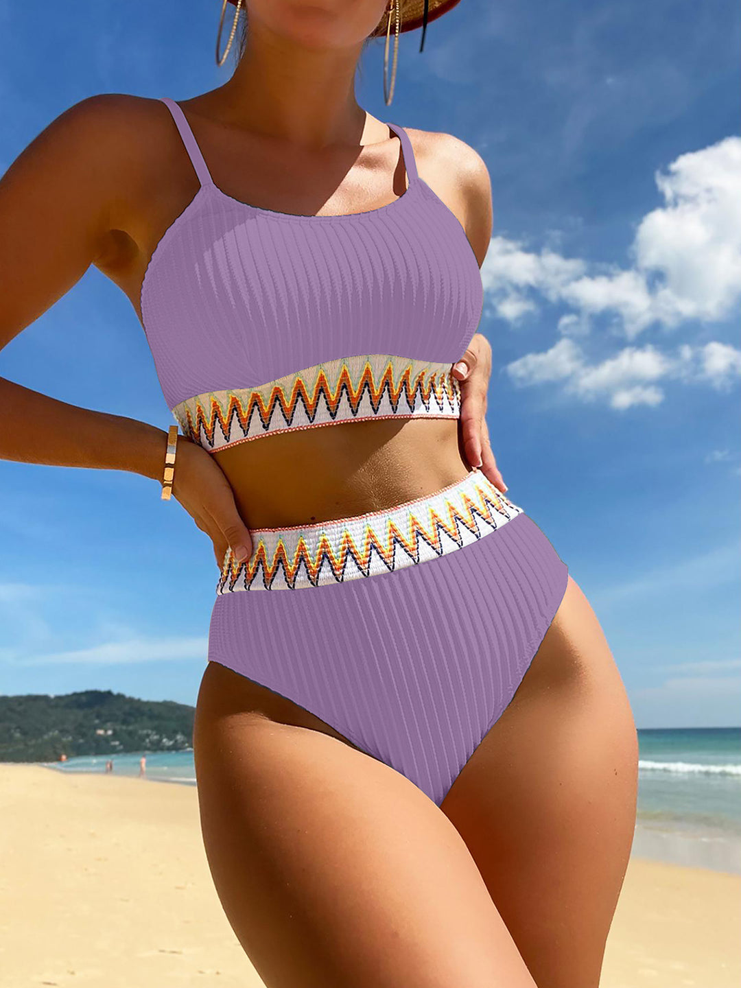 Dame Højtaljet Bikini-Sæt med farverige dekorative detaljer og strukturmønster Stilla