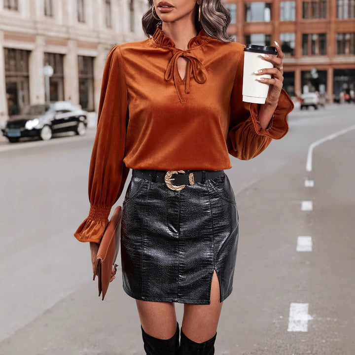 Kvinders elegante bluse med flæse detaljer og glat velour Stilla