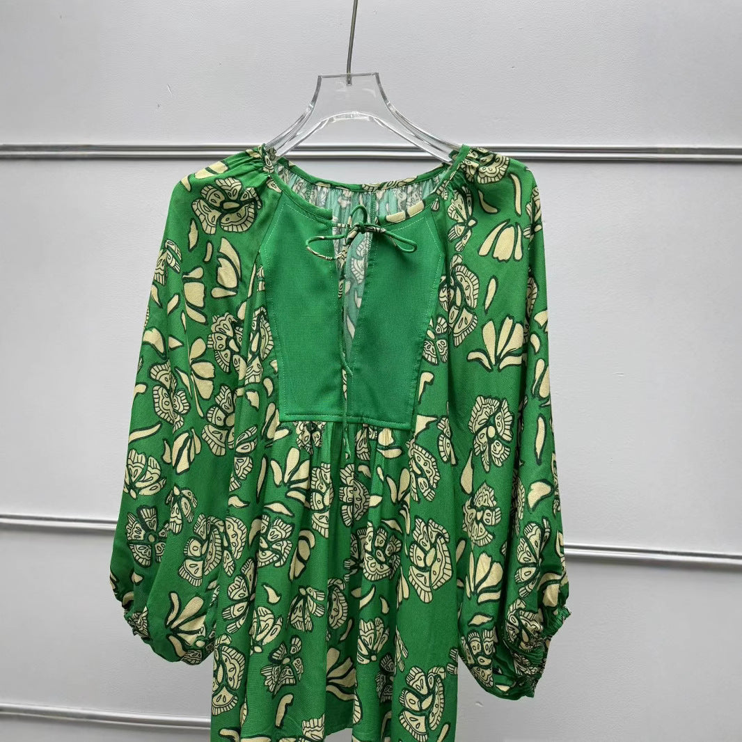 Damebluse med blomstermønster og bindedetalje Stilla