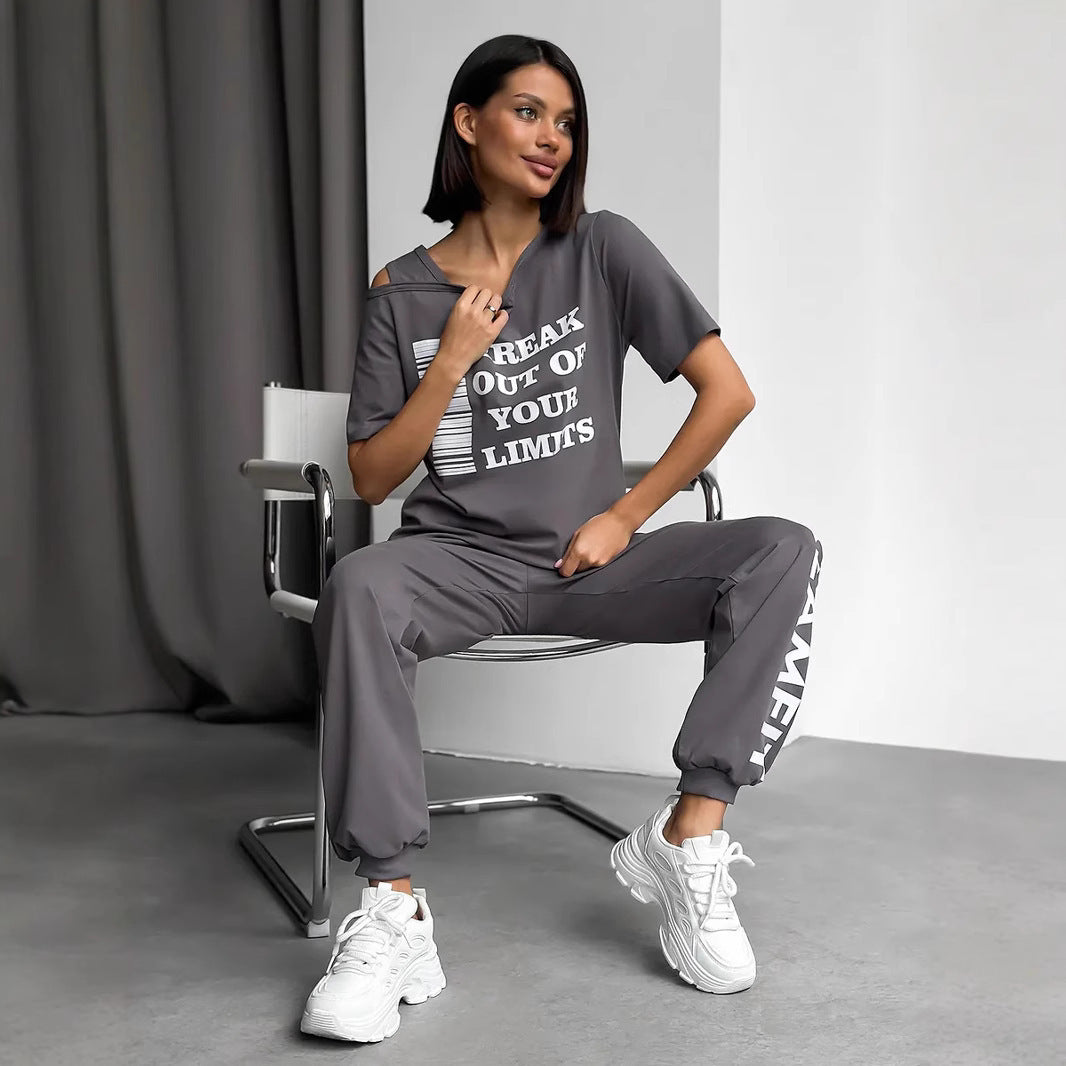 Kvinders sporty loungedragt med stilfulde udskårne ærmer og statementprint Skovae