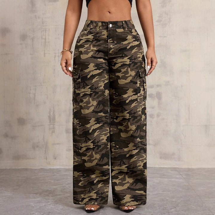 Kvinders cargo bukser i et afslappet camouflage design med sidelommer og brede ben Stilla