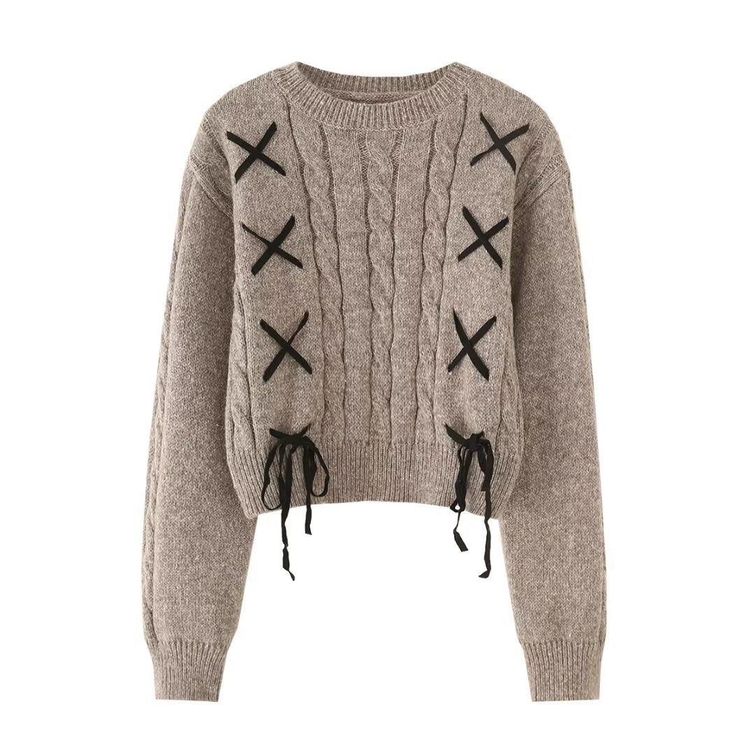 Dame moderigtig strikpullover med raffinerede snøre detaljer og afslappet snit Stilla