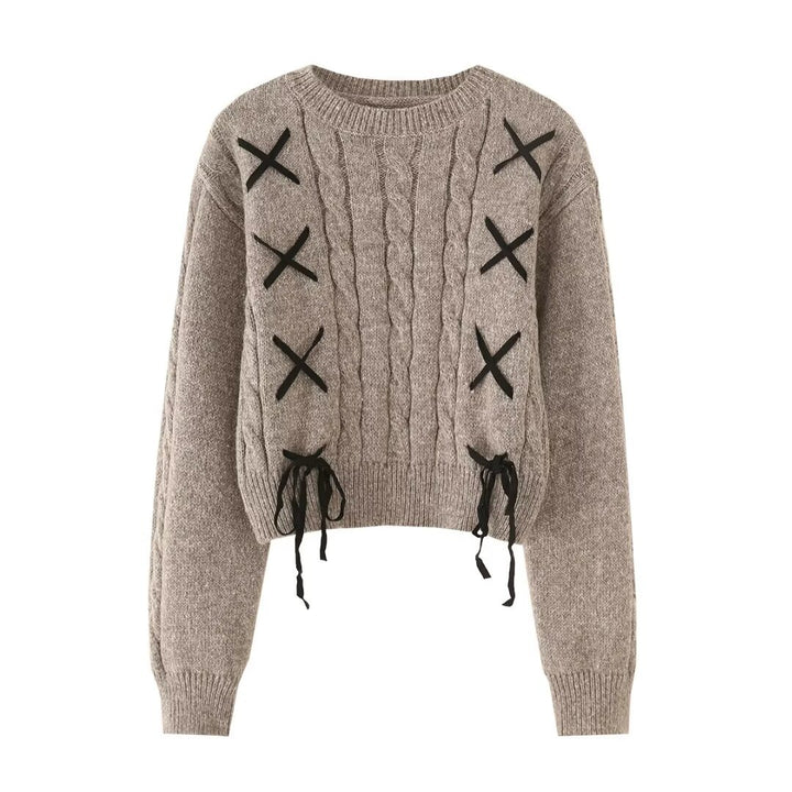 Dame moderigtig strikpullover med raffinerede snøre detaljer og afslappet snit Stilla