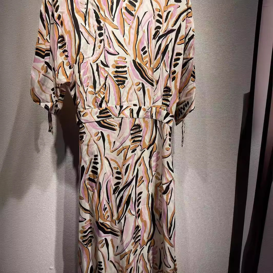 Dame surringkjole med livligt bladmønster og elegante detaljer Stilla
