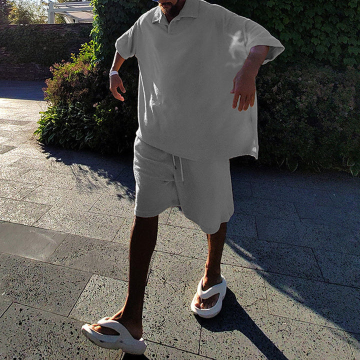 Herrer nan urban bred fritids-sæt med Henley-krave, forlænget bredt skåret skjorte og knælange jersey-shorts Skovae