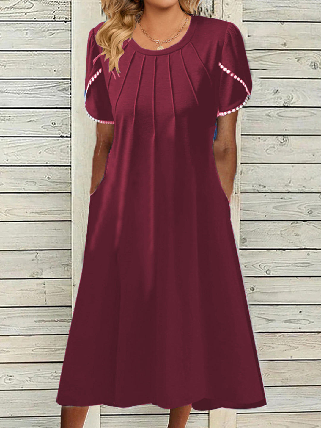 Dame fritidskjole med elegante draperinger og praktiske lommer Stilla