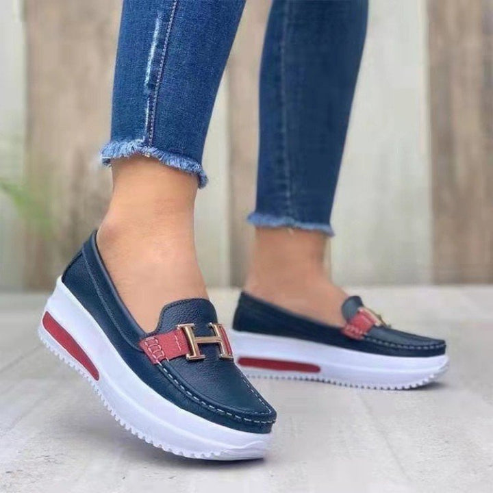 Dame modische Slip-On Loafers med smidigt overmateriale og trendy logo-detalje Stilla