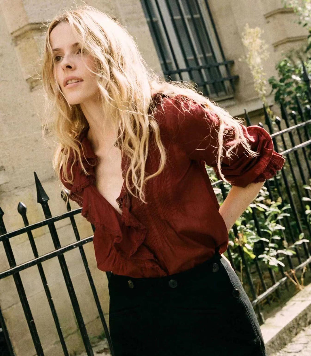 Damebluse med rufledetaljer og elegant V-udskæring Stilla